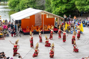 Münih, Almanya - 17 Mayıs 2025: Almanya 'nın Münih kentinde düzenlenen vesakh festivaline, tören cübbesi giymiş Budist cemaatlerinden keşişler ve gruplar katıldı