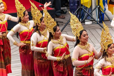 Münih, Almanya - 17 Mayıs 2025: Almanya 'nın Münih kentinde düzenlenen vesakh festivaline, tören cübbesi giymiş Budist cemaatlerinden keşişler ve gruplar katıldı