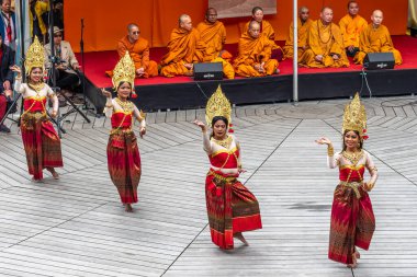 Münih, Almanya - 17 Mayıs 2025: Almanya 'nın Münih kentinde düzenlenen vesakh festivaline, tören cübbesi giymiş Budist cemaatlerinden keşişler ve gruplar katıldı