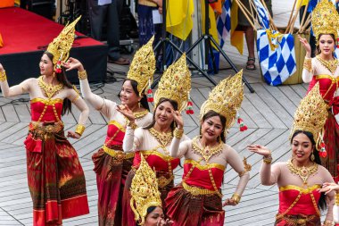Münih, Almanya - 17 Mayıs 2025: Almanya 'nın Münih kentinde düzenlenen vesakh festivaline, tören cübbesi giymiş Budist cemaatlerinden keşişler ve gruplar katıldı