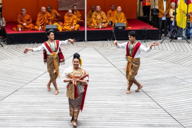 Münih, Almanya - 17 Mayıs 2025: Almanya 'nın Münih kentinde düzenlenen vesakh festivaline, tören cübbesi giymiş Budist cemaatlerinden keşişler ve gruplar katıldı
