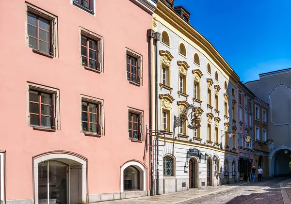 Passau, Almanya - 16 Nisan 2025: Bavyera, Almanya 'da Avusturya sınırına yakın eski Passau kasabasındaki Rindermarkt Caddesi