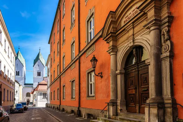 Passau, Almanya - 16 Nisan 2025: Almanya 'da Bavyera, Passau' daki Inn Promenade 'deki St. Michael Kilisesi