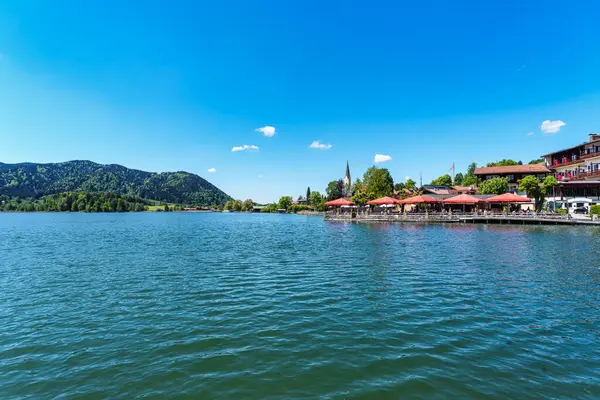 Schliersee, Almanya - 12 Mayıs 2025: Schliersee Gölü etrafında Schliersee, Yukarı Bavyera, Almanya, Avrupa 'daki Bavyera Alpleri' nde güzel yürüyüş patikaları