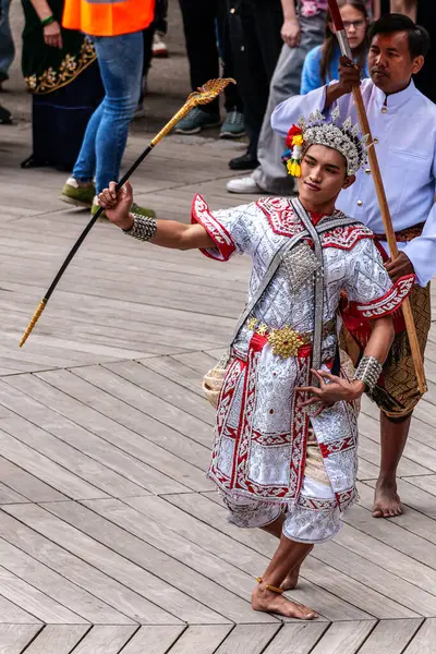 Münih, Almanya - 17 Mayıs 2025: Almanya 'nın Münih kentinde düzenlenen vesakh festivaline, tören cübbesi giymiş Budist cemaatlerinden keşişler ve gruplar katıldı