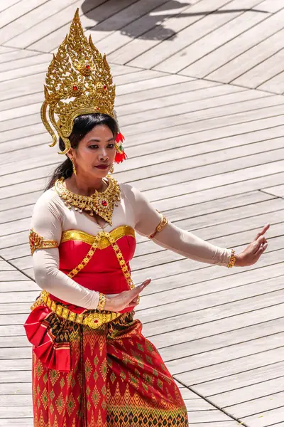 Münih, Almanya - 17 Mayıs 2025: Almanya 'nın Münih kentinde düzenlenen vesakh festivaline, tören cübbesi giymiş Budist cemaatlerinden keşişler ve gruplar katıldı