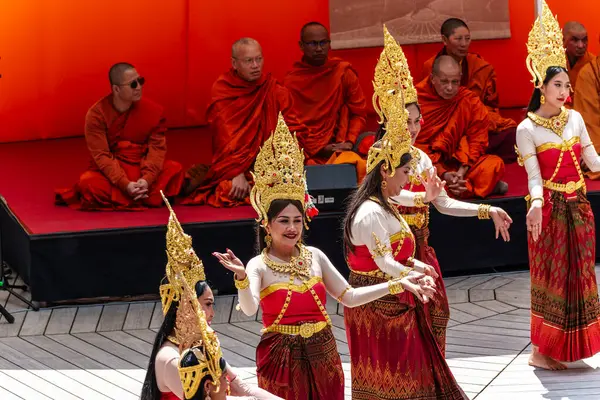 Münih, Almanya - 17 Mayıs 2025: Almanya 'nın Münih kentinde düzenlenen vesakh festivaline, tören cübbesi giymiş Budist cemaatlerinden keşişler ve gruplar katıldı