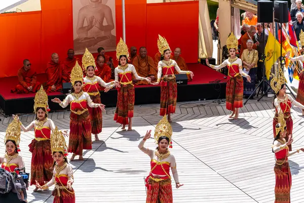 Münih, Almanya - 17 Mayıs 2025: Almanya 'nın Münih kentinde düzenlenen vesakh festivaline, tören cübbesi giymiş Budist cemaatlerinden keşişler ve gruplar katıldı