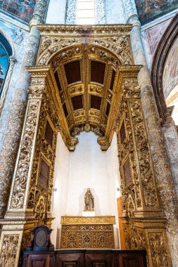 Tomar, Portekiz - 12 Mart 2025: İsa Manastırı 'nın Charola' sı, görkemli Tapınak Şövalyeleri mimarisi, yuvarlak kilise sunağı, tablolar ve çok tuhaf süsler, Tomar Portekiz