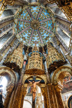 Tomar, Portekiz - 12 Mart 2025: İsa Manastırı 'nın Charola' sı, görkemli Tapınak Şövalyeleri mimarisi, yuvarlak kilise sunağı, tablolar ve çok tuhaf süsler, Tomar Portekiz