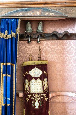 Tomar, Portekiz - 12 Aralık 2025: Portekiz 'deki Tomar Sinagogu' nun İçi. Eski ibadet yeri, şimdi Luso-İbrani Müzesi Abraham Zacuto, detaylar ve nesneler tarihi ve dini belgeler