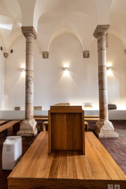 Tomar, Portekiz - 12 Aralık 2025: Portekiz 'deki Tomar Sinagogu' nun İçi. Eski ibadet yeri, şimdi Luso-İbrani Müzesi Abraham Zacuto, detaylar ve nesneler tarihi ve dini belgeler