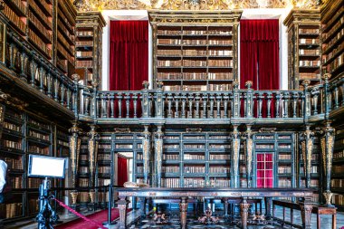 Coimbra, Portekiz - 14 Mart 2025: Johannine Kütüphanesi, Biblioteca Joanina Portekiz 'deki Coimbra Üniversitesi' nin tarihi merkezinin zirvesinde yer alan bir Barok kütüphanesidir.