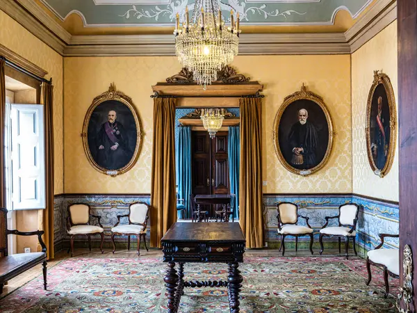 Coimbra, Portekiz - 14 Mart 2025: Kraliyet Sarayı Cephaneliği, Sala das Armas Portekiz Coimbra Üniversitesi