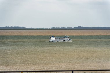 Tapajos Nehri 'nin mavi sularının birleşmesi ve Santarem, Para State, Brezilya' daki Amazon Nehri 'nin çamurlu olması doğal bir fenomen..