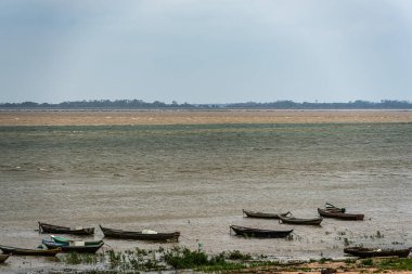 Tapajos Nehri 'nin mavi sularının birleşmesi ve Santarem, Para State, Brezilya' daki Amazon Nehri 'nin çamurlu olması doğal bir fenomen..