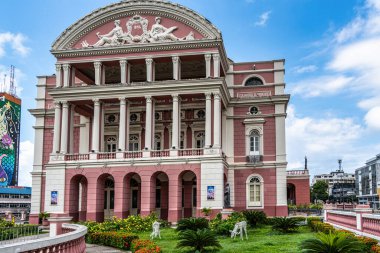 Brezilya 'nın Manaus şehrindeki Amazonas Tiyatrosu' nun cephesi. Brezilya 'daki kauçuk döngüsünün altın döneminin sembolü