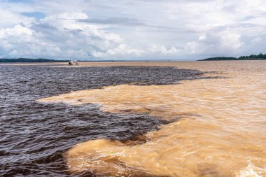 Brezilya 'nın Manaus şehrinde bulunan Suların Buluşması, Rio Negro ile neredeyse siyah renkli bir nehir ve kumlu Amazon Nehri veya Rio Solimoes arasındaki birleşmedir..