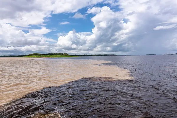 Brezilya 'nın Manaus şehrinde bulunan Suların Buluşması, Rio Negro ile neredeyse siyah renkli bir nehir ve kumlu Amazon Nehri veya Rio Solimoes arasındaki birleşmedir..