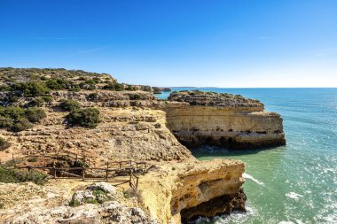 Praia da Marinha Sahili, Yedi Asılı Vadi Yolu 'ndaki kayalıkların ve kayalıkların arasında Percurso dos Sete Vales Suspensos. Algarve, Portekiz