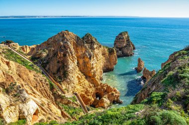 Ponta da Piedade, Portekiz 'in Algrave şehrinde bulunan ünlü mağaraları olan eşsiz bir kaya oluşumudur. Portekiz 'in bir numaralı cazibesi