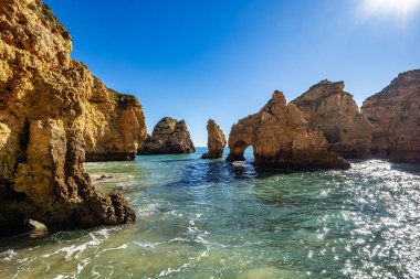 Ponta da Piedade, Portekiz 'in Algrave şehrinde bulunan ünlü mağaraları olan eşsiz bir kaya oluşumudur. Portekiz 'in bir numaralı cazibesi