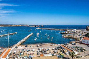 Portekiz 'deki Sagres Limanı, Algarve' de demirlemiş balıkçı teknelerinin manzarası yükseldi..
