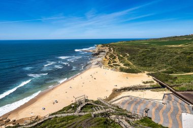 Ericeira 'daki Ribeira de Ilhas plajı, Lizbon' dan 45 dakika uzaklıkta Ericeira Portekiz 'deki dünya sörf rezervinin bir parçası.