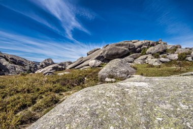Portekiz 'deki Peneda Geres ulusal parkında Penameda Tepesi' nin etrafında yürüyorum. Pantano da Peneda