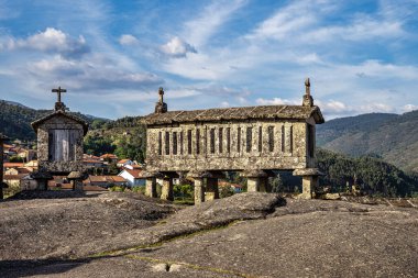 Cemaatçi tahıl ambarları, Soajo Köyü, Peneda Milli Parkı, Kuzey Portekiz denilen espigueiros görünümünü