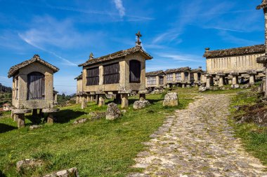 Portekiz 'in kuzeyindeki Lindoso, Peneda Ulusal Parkı' ndaki espigueiros adlı toplumsal tahıl ambarlarının manzarası