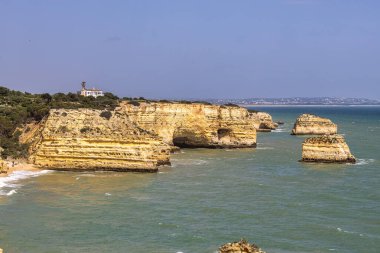 Praia da Marinha Sahili, Yedi Asılı Vadi Yolu 'ndaki kayalıkların ve kayalıkların arasında Percurso dos Sete Vales Suspensos. Algarve, Portekiz