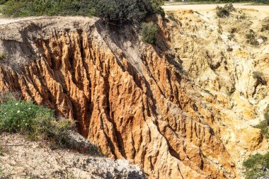 Praia da Marinha Sahili, Yedi Asılı Vadi Yolu 'ndaki kayalıkların ve kayalıkların arasında Percurso dos Sete Vales Suspensos. Algarve, Portekiz