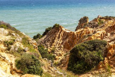 Praia da Marinha Sahili, Yedi Asılı Vadi Yolu 'ndaki kayalıkların ve kayalıkların arasında Percurso dos Sete Vales Suspensos. Algarve, Portekiz