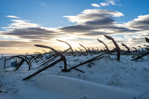 Portekiz, Algarve, Tavira 'daki Praia do Barril plajındaki Anchor Mezarlığı' nın sahilindeki paslı eski çapalar.