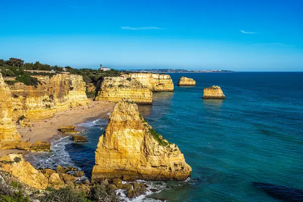Praia da Marinha Sahili, Yedi Asılı Vadi Yolu 'ndaki kayalıkların ve kayalıkların arasında Percurso dos Sete Vales Suspensos. Algarve, Portekiz