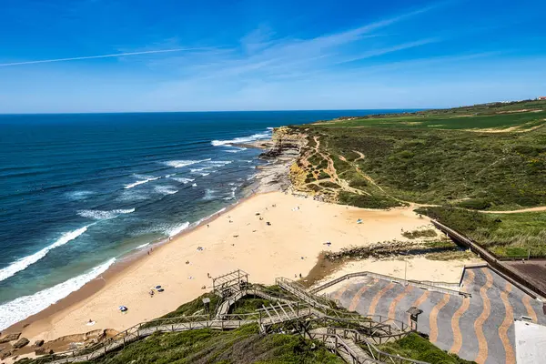 Ericeira 'daki Ribeira de Ilhas plajı, Lizbon' dan 45 dakika uzaklıkta Ericeira Portekiz 'deki dünya sörf rezervinin bir parçası.