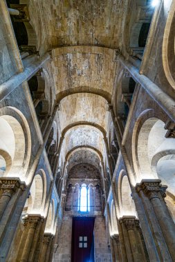 Coimbra, Portekiz - 14 Aralık 2025: Coimbra Eski Katedrali 'nin İçi, Se Velha Coimbra, Portekiz. Bir Roma Katolik kilisesi 12. yüzyılda başladı..