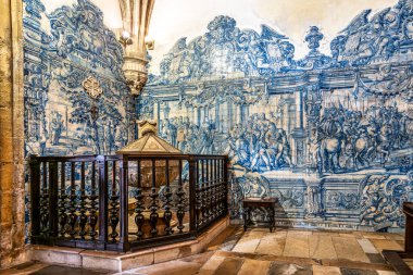 Coimbra, Portekiz - 15 Aralık 2025: Coimbra, Portekiz 'deki Santa Cruz Manastırı. 1131 'de kuruldu ve Portekiz' in ilk iki kralının mezarlarını içeriyor..