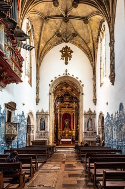 Coimbra, Portekiz - 15 Aralık 2025: Coimbra, Portekiz 'deki Santa Cruz Manastırı. 1131 'de kuruldu ve Portekiz' in ilk iki kralının mezarlarını içeriyor..