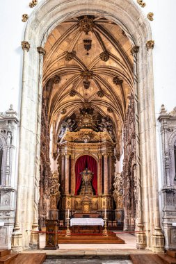 Coimbra, Portekiz - 15 Aralık 2025: Coimbra, Portekiz 'deki Santa Cruz Manastırı. 1131 'de kuruldu ve Portekiz' in ilk iki kralının mezarlarını içeriyor..