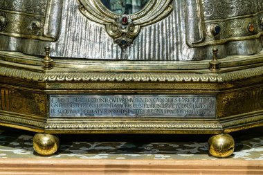 Coimbra, Portekiz - 15 Aralık 2025: Coimbra, Portekiz 'deki Santa Cruz Manastırı. 1131 'de kuruldu ve Portekiz' in ilk iki kralının mezarlarını içeriyor..