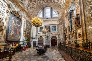 Coimbra, Portekiz - 15 Aralık 2025: Coimbra, Portekiz 'deki Santa Cruz Manastırı. 1131 'de kuruldu ve Portekiz' in ilk iki kralının mezarlarını içeriyor..