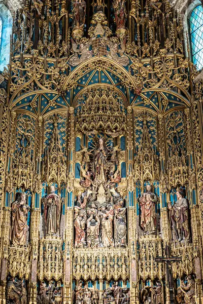 Coimbra, Portekiz - 14 Aralık 2025: Coimbra Eski Katedrali 'nin İçi, Se Velha Coimbra, Portekiz. Bir Roma Katolik kilisesi 12. yüzyılda başladı..