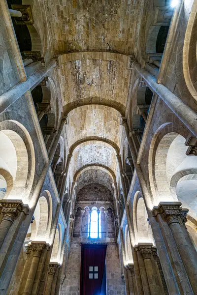 Coimbra, Portekiz - 14 Aralık 2025: Coimbra Eski Katedrali 'nin İçi, Se Velha Coimbra, Portekiz. Bir Roma Katolik kilisesi 12. yüzyılda başladı..