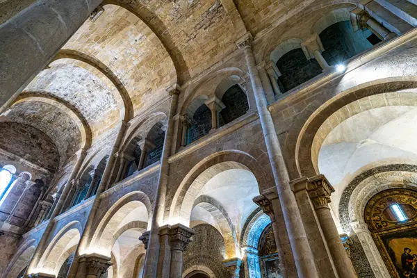 Coimbra, Portekiz - 14 Aralık 2025: Coimbra Eski Katedrali 'nin İçi, Se Velha Coimbra, Portekiz. Bir Roma Katolik kilisesi 12. yüzyılda başladı..