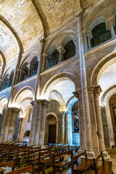 Coimbra, Portekiz - 14 Aralık 2025: Coimbra Eski Katedrali 'nin İçi, Se Velha Coimbra, Portekiz. Bir Roma Katolik kilisesi 12. yüzyılda başladı..