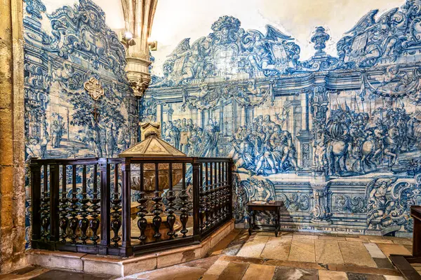 Coimbra, Portekiz - 15 Aralık 2025: Coimbra, Portekiz 'deki Santa Cruz Manastırı. 1131 'de kuruldu ve Portekiz' in ilk iki kralının mezarlarını içeriyor..