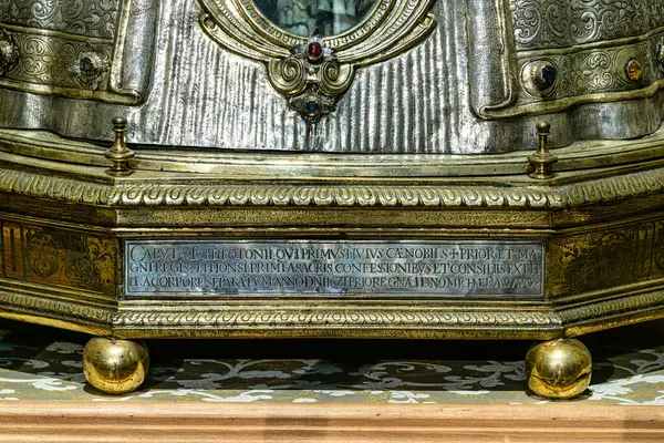 Coimbra, Portekiz - 15 Aralık 2025: Coimbra, Portekiz 'deki Santa Cruz Manastırı. 1131 'de kuruldu ve Portekiz' in ilk iki kralının mezarlarını içeriyor..