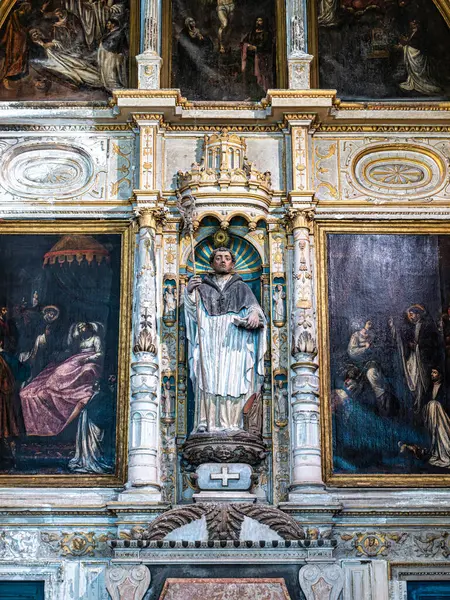 Coimbra, Portekiz - 15 Aralık 2025 Bölüm Odası, Santa Cruz Manastırı içinde sala do Capulo. Ulusal anıt çünkü Portekiz 'in ilk iki kralı kiliseye gömüldü.
